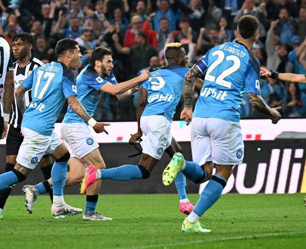 日媒：远藤航、久保建英等人在球场训练，镰田大地因疲劳单练（日媒：远藤航、久保建英参与合练，镰田大地因疲劳进行个人训练）