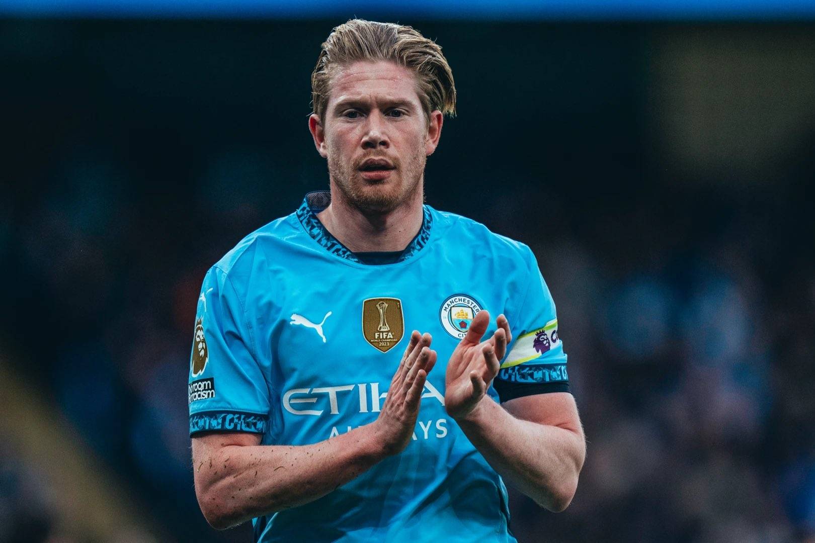 曼联防线稳固零封曼城德比胜利（曼联铁壁零封曼城，德比战告捷）