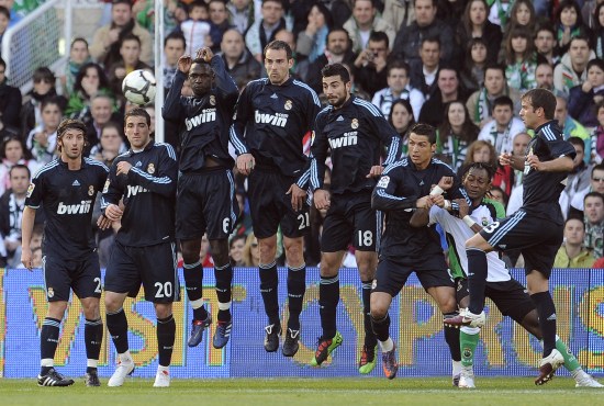 27天8场！阿森纳迎12月魔鬼赛程 捍卫英超欧冠双榜首（27天8战！阿森纳闯关魔鬼12月 力保英超+欧冠双榜首）